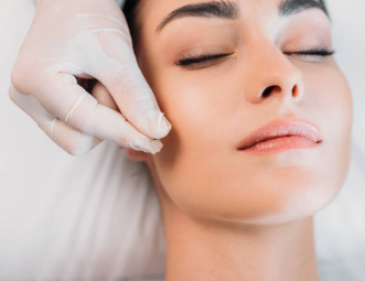 نتائج تجميل دقيقة تبدأ بالفحص — وليس فقط الجهاز أو المادة!